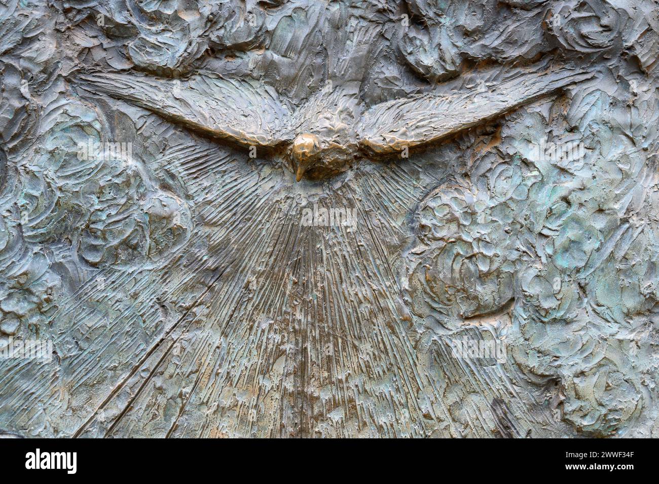 La descente du Saint-esprit – troisième mystère glorieux du Rosaire. Sculpture en relief sur le mont Podbrdo (la colline des apparitions) à Medjugorje. Banque D'Images