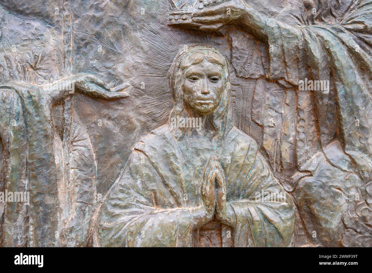 Le couronnement de Marie - Cinquième mystère glorieux du Rosaire. Sculpture en relief sur le mont Podbrdo (la colline des apparitions) à Medjugorje. Banque D'Images