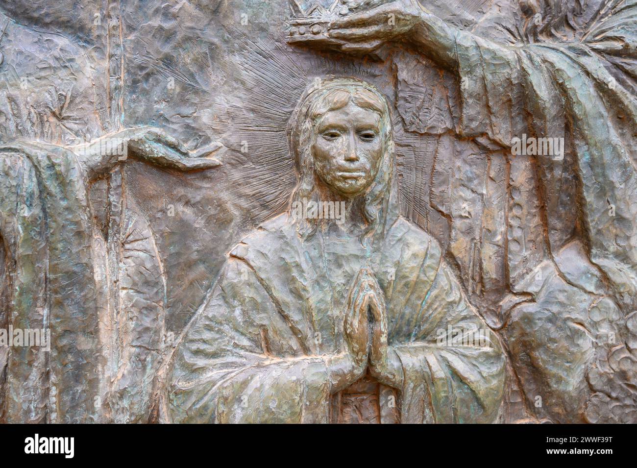 Le couronnement de Marie - Cinquième mystère glorieux du Rosaire. Sculpture en relief sur le mont Podbrdo (la colline des apparitions) à Medjugorje. Banque D'Images