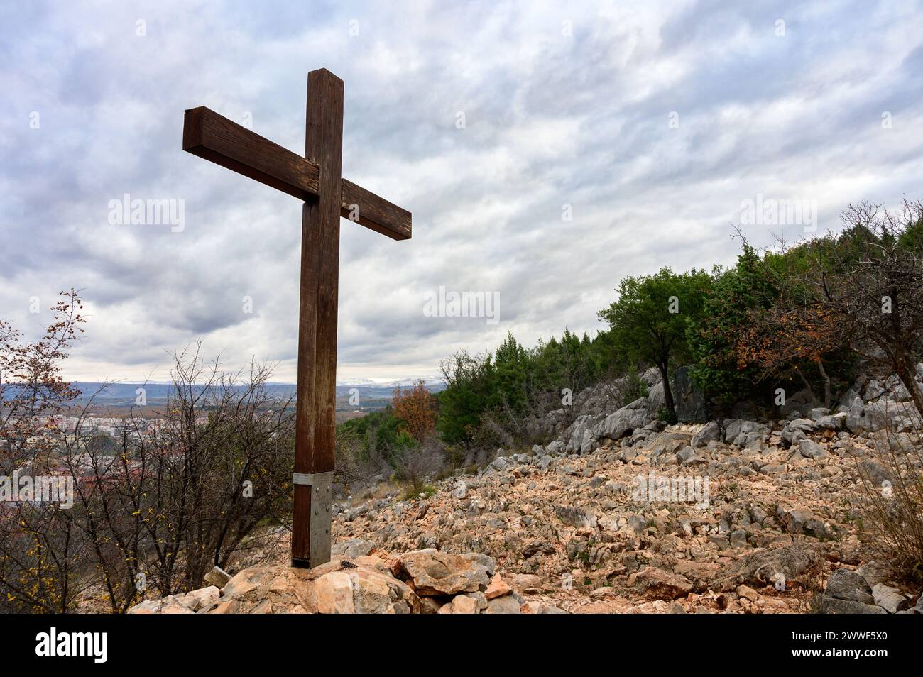 'Paix, paix, paix...' – L'endroit sur le mont Podbrdo à Medjugorje où, le troisième jour des apparitions, la Vierge Marie a parlé de paix. Banque D'Images