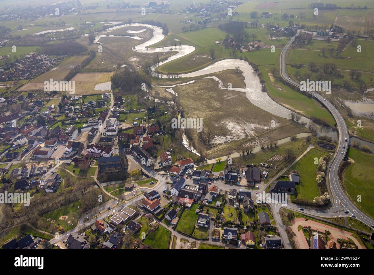 Luftbild, katholische Pfarrkirche Cornelius und Cyprianus, Wohngebiet, Flussmäander Fluss Lippe, Heintroper Straße B475 mit Clemens-August-Brücke, Lippborg, Lippetal, Nordrhein-Westfalen, Deutschland ACHTUNGxMINDESTHONORARx60xEURO *** vue aérienne, église paroissiale catholique St Cornelius et Cyprianus, zone résidentielle, rivière des méandres Lippe, Heintroper Straße, Heintroper B475 avec pont ClEURHONORAXTEN-Westphalia, Allemagne Banque D'Images