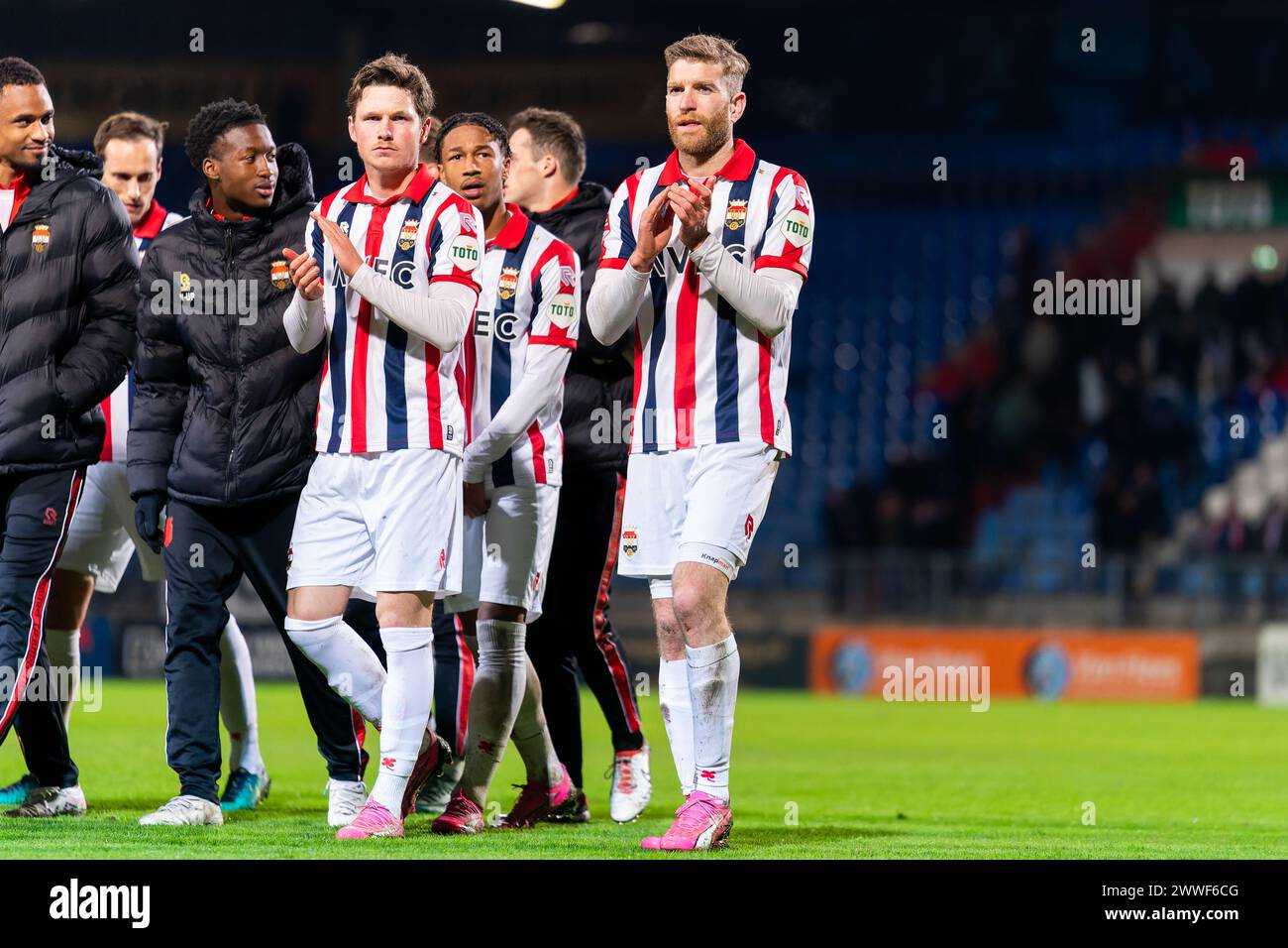 Tilburg, pays-Bas. 23 mars 2024. TILBURG, PAYS-BAS - 23 MARS : Max Svensson de Willem II et Michael de Leeuw de Willem II applaudissent pour les fans lors du match néerlandais Keuken Kampioen Divisie entre Willem II et VVV-Venlo au Koning Willem II Stadion le 23 mars 2024 à Tilburg, pays-Bas. (Photo de Joris Verwijst/Orange Pictures) crédit : Orange pics BV/Alamy Live News Banque D'Images