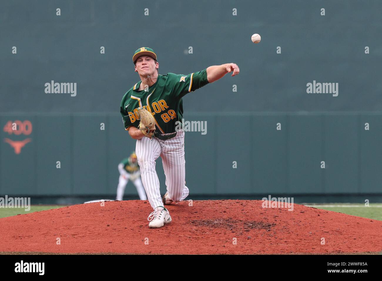 AUSTIN, TX - MARCH 23: Baylor Bears utility RJ Ruais (89) pitches the ball during the Big 12 baseball game between the Texas Longhorns and the Baylor Bears on March, 23, 2024, at UFCU Disch-Falk Field in Austin, TX. (Photo by David Buono/Icon Sportswire) (Icon Sportswire via AP Images) Banque D'Images