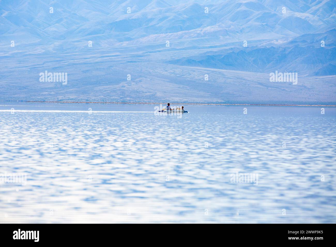 Feb 25, 2024 - Parc national de la vallée de la mort, Californie, États-Unis - Badwater Basin, qui se trouve au fond de la vallée de la mort, est le vestige d'un vaste lac ancien qui existait autrefois il y a des dizaines de milliers d'années. Il a normalement une moyenne de 5,08 cm de pluie dérisoire chaque année. Mais au cours des six derniers mois, le fond de la vallée a reçu près de 12,7 cm (5 po). Selon le National Park Service, la plupart de ces pluies provenaient de deux événements : 5,59 cm (2,2 po) de retour le 20 août et 3,81 cm (1,5 po) de retour au cours des 'rivières atmosphériques' qui ont récemment trempé une grande partie de la Californie. Rai Banque D'Images