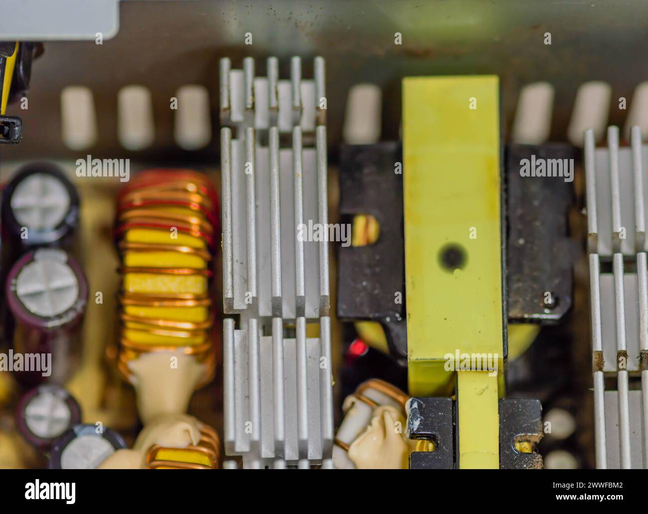 Dissipateur thermique interne et composants électriques de l'alimentation de l'ordinateur atx utilisé Banque D'Images