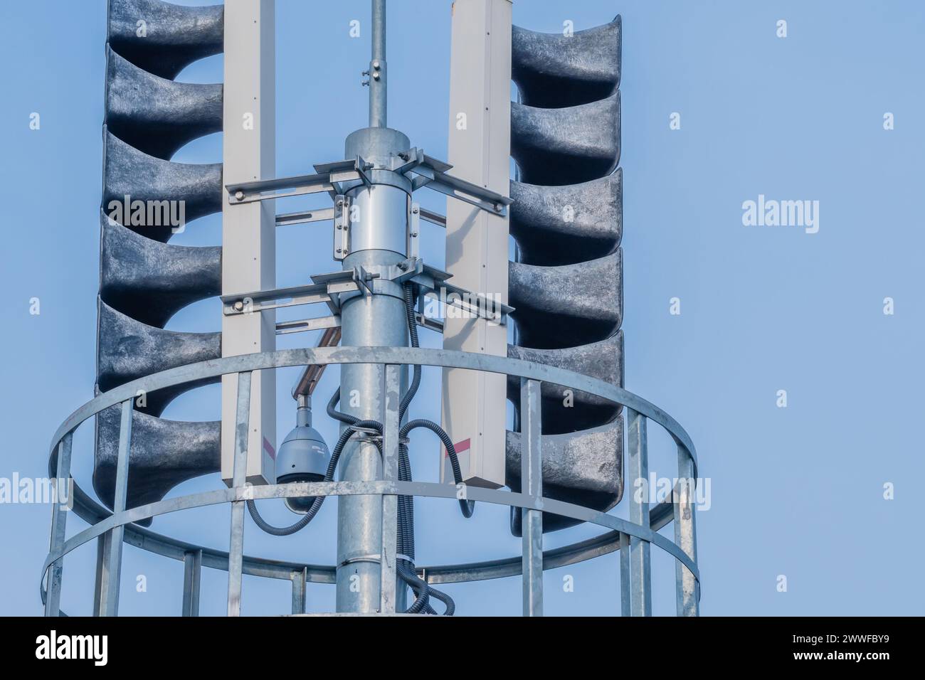 Banque de haut-parleurs et caméra cctv avec ciel bleu clair en arrière-plan en Corée du Sud Banque D'Images