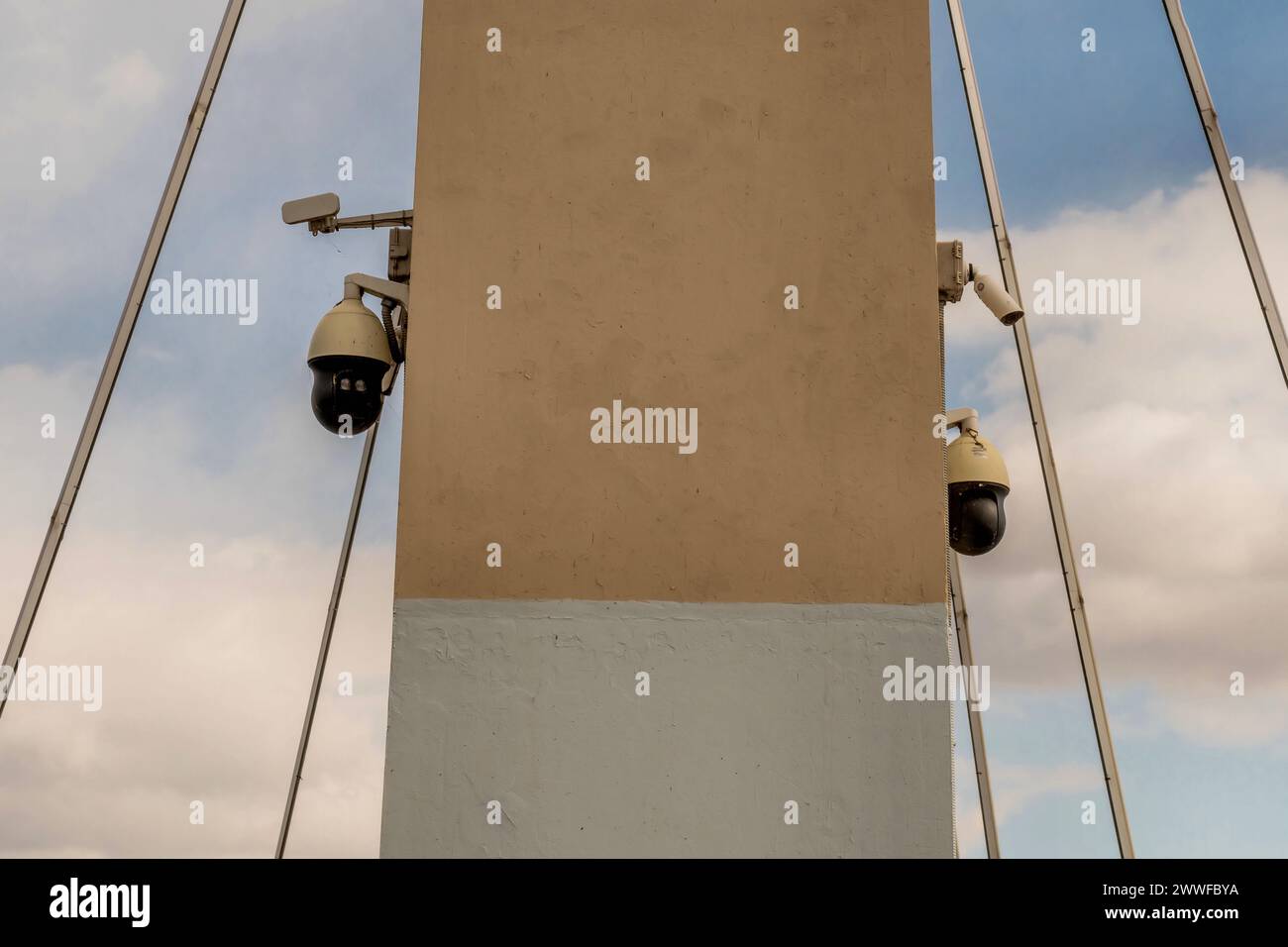 Deux caméras en circuit fermé montées sur une colonne de pont en béton avec ciel nuageux en arrière-plan en Corée du Sud Banque D'Images