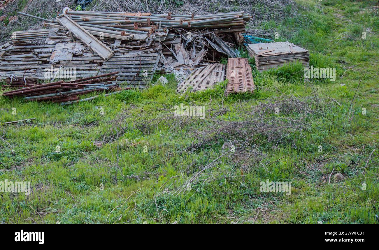 Un gros tas de bois et de débris de construction laissés sur l'herbe verte, en Corée du Sud Banque D'Images