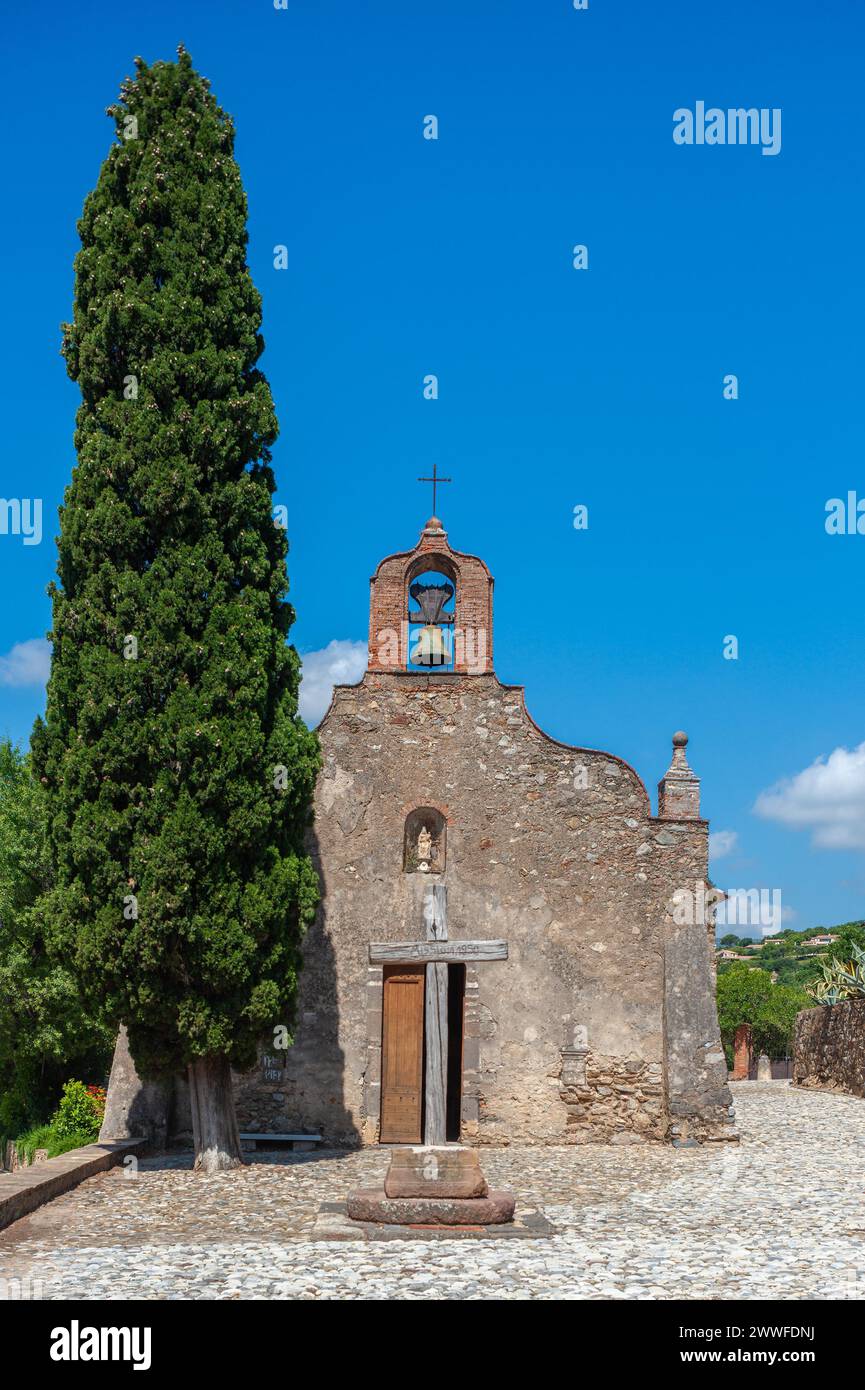 Façade ouest de la chapelle des pénitents Chapelle des pénitents, Grimaud-Village, Var, Provence-Alpes-Côte d'Azur, France Banque D'Images