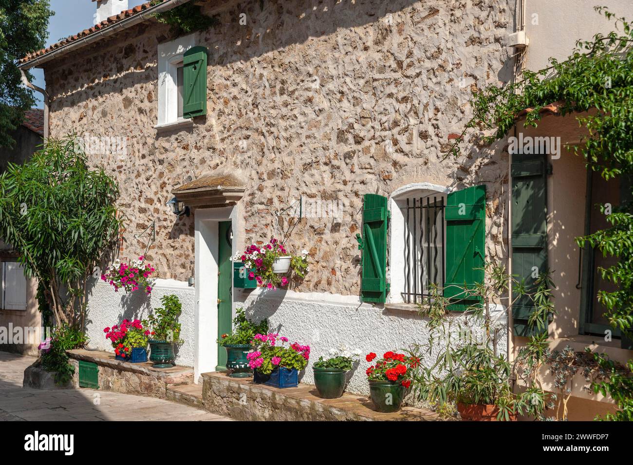 Façade de maison dans la vieille ville historique, Grimaud-Village, Var, Provence-Alpes-Côte d'Azur, France Banque D'Images
