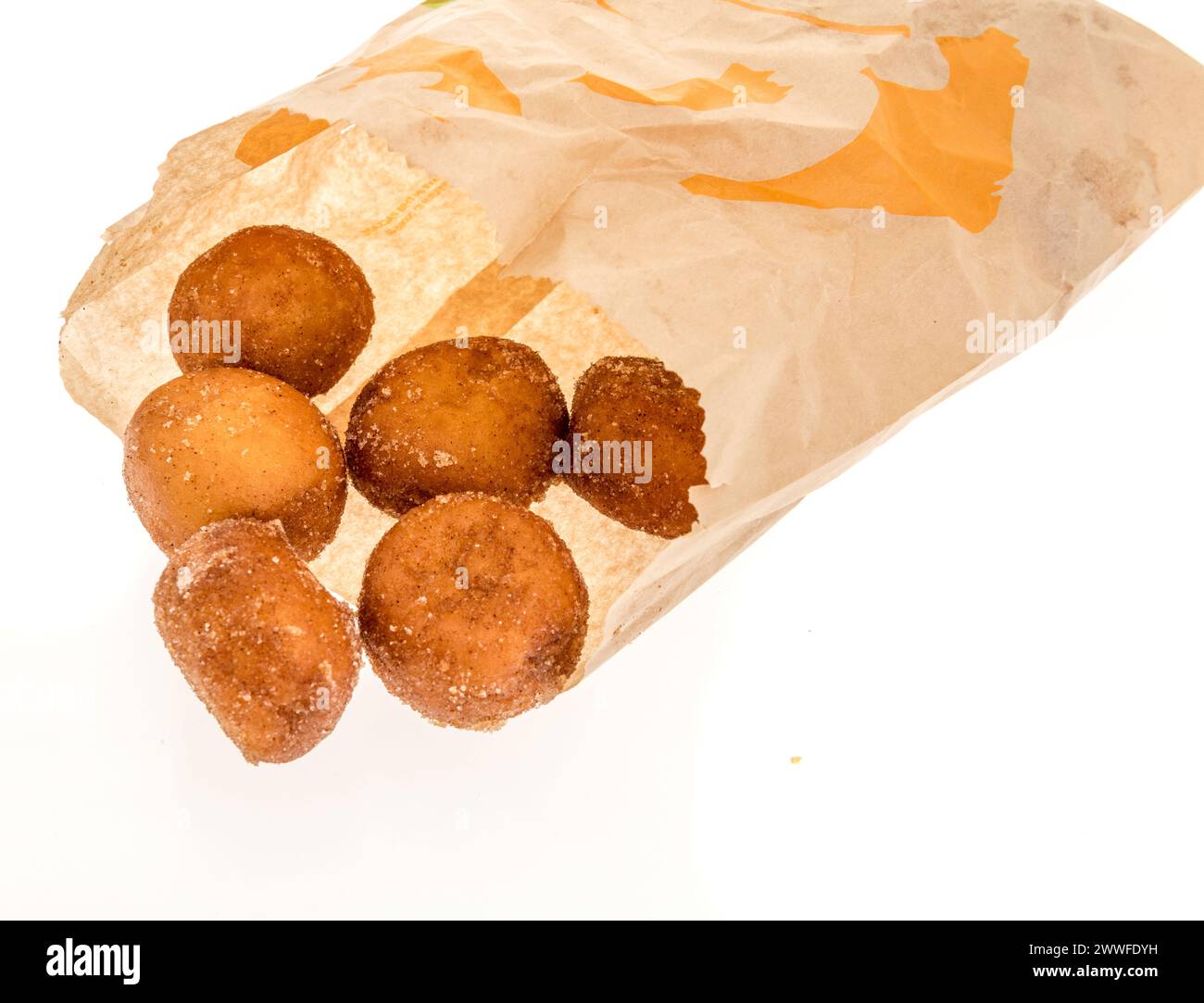 Winneconne, WI - 15 mars 2024 : un paquet de délices de cinnabon petit déjeuner Taco Bell sur un fond isolé. Banque D'Images
