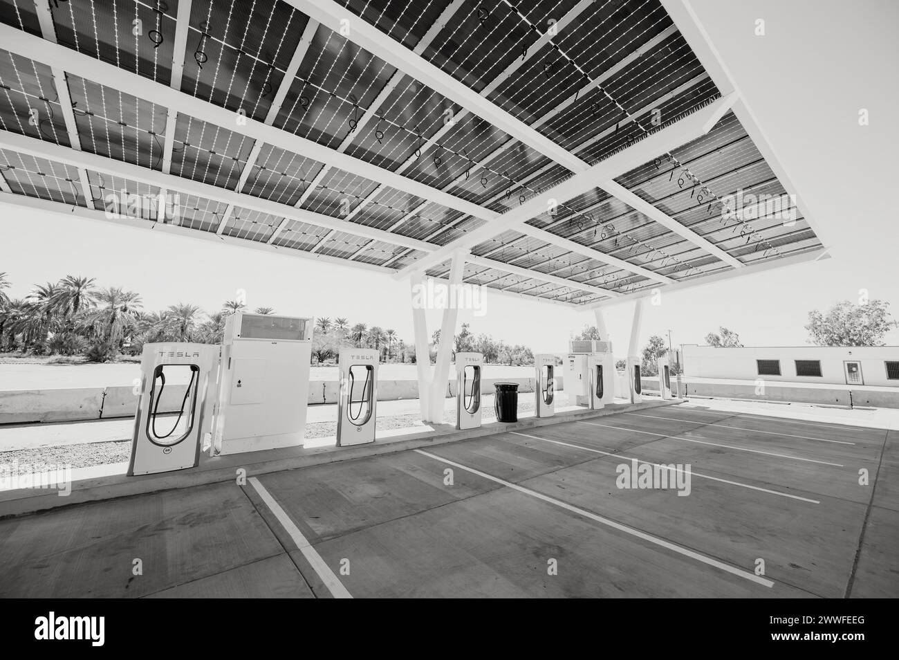 Une borne de recharge pour véhicule électrique Tesla Supercharger près de Dateland AZ, USA. Image en noir et blanc. Banque D'Images