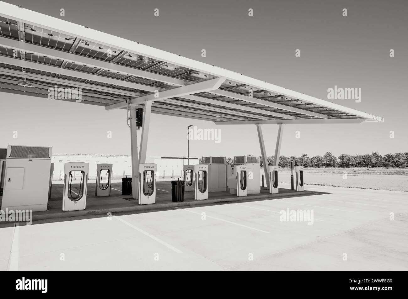 Une borne de recharge pour véhicule électrique Tesla Supercharger près de Dateland AZ, USA. Image en noir et blanc. Banque D'Images