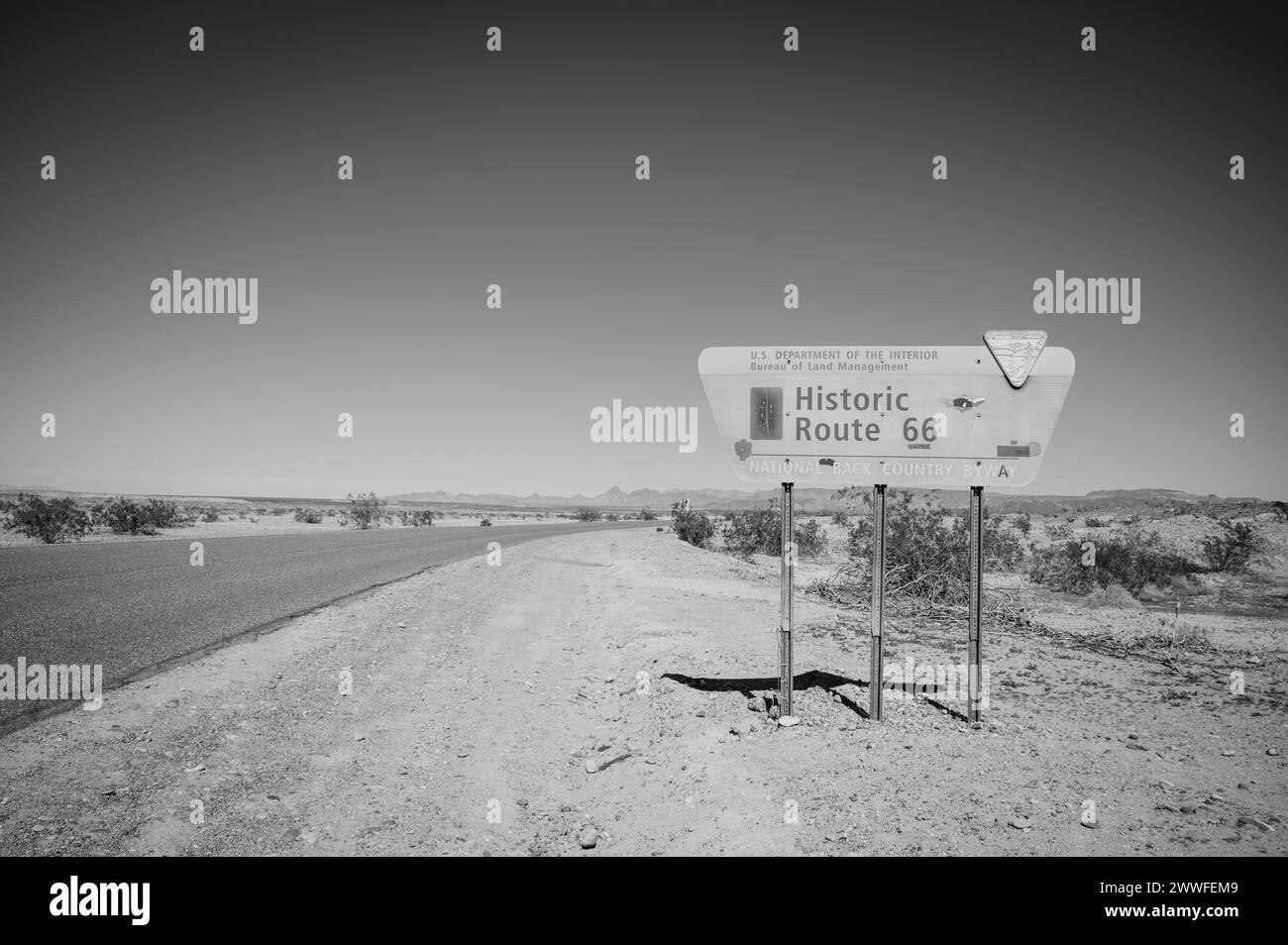 Panneau historique de la route 66 le long de la Highway 10 en Arizona, États-Unis. Image en noir et blanc. Banque D'Images