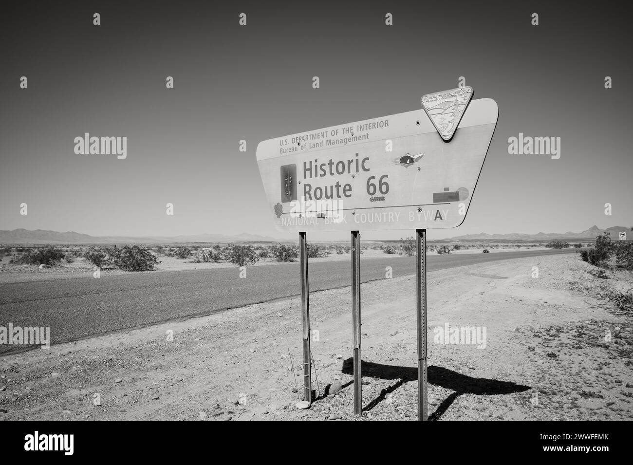 Panneau historique de la route 66 le long de la Highway 10 en Arizona, États-Unis. Image en noir et blanc. Banque D'Images