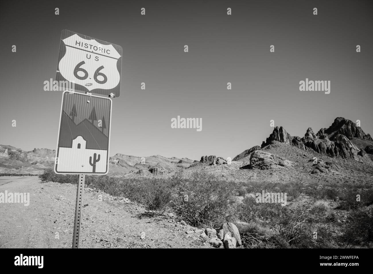 Panneau historique de la route 66 le long de la Highway 10 en Arizona, États-Unis. Image en noir et blanc. Banque D'Images