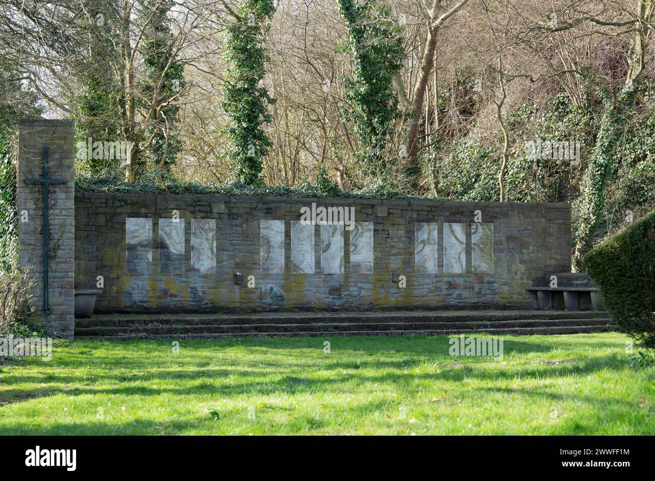 Mémorial aux victimes de la seconde Guerre mondiale à Volmarstein, ruines du château, Château de Volmarstein, mémorial de guerre, seconde Guerre mondiale, pré vert dans le Banque D'Images