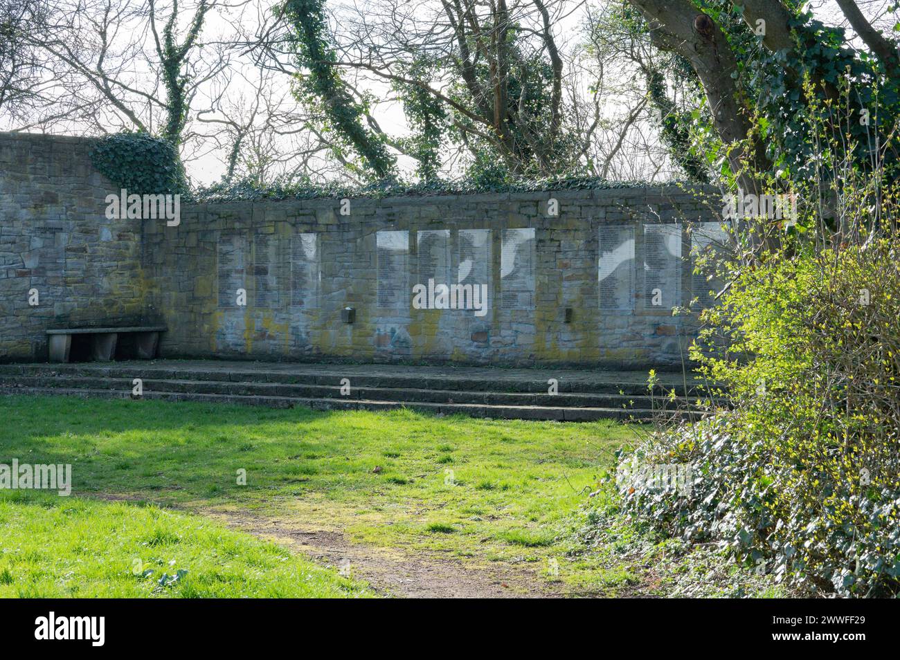 Mémorial aux victimes de la seconde Guerre mondiale à Volmarstein, ruines du château, château de Volmarstein, mémorial de guerre, seconde Guerre mondiale, pré vert dans le Banque D'Images