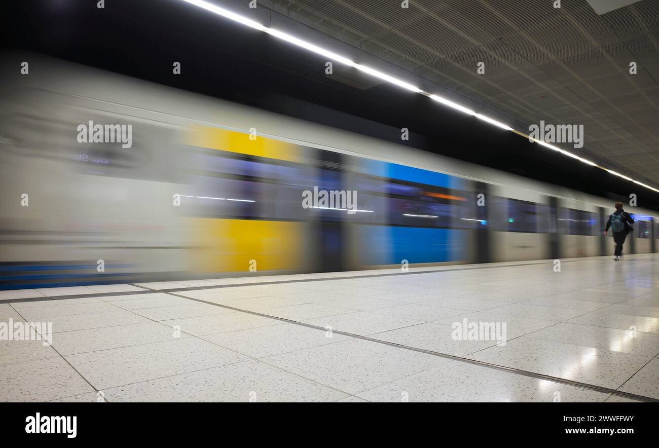 Entrée métro S-Bahn, train, génération 2024, quai, arrêt, gare du centre-ville, transports en commun, effet de mouvement, voyageur, Stuttgart Banque D'Images