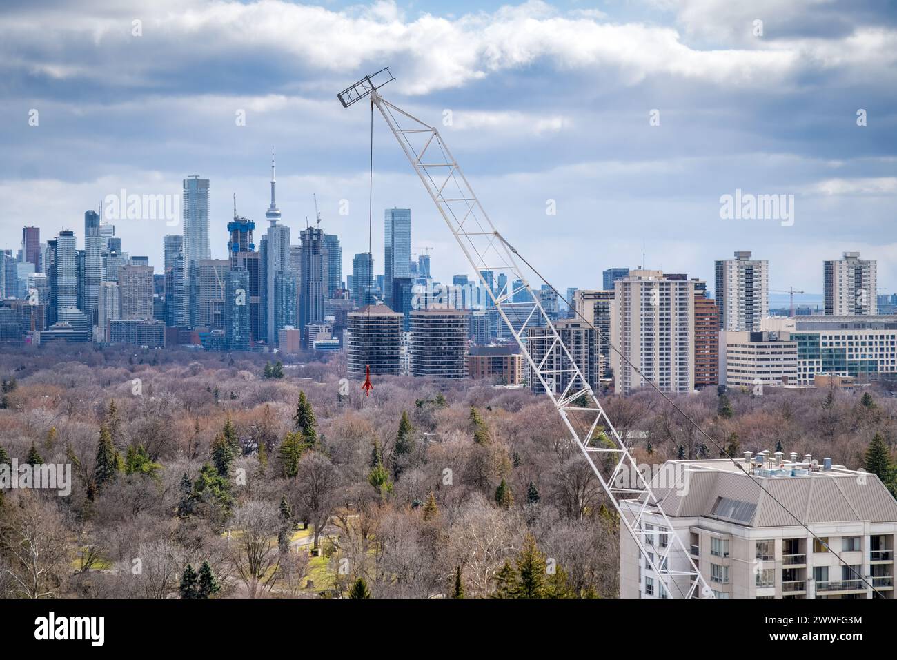 Du centre-ville au centre-ville, de nombreuses grues de construction pour la construction d'immeubles de grande hauteur sont aperçues au-dessus des nouveaux sites de développement dans la ville de Toronto. Banque D'Images