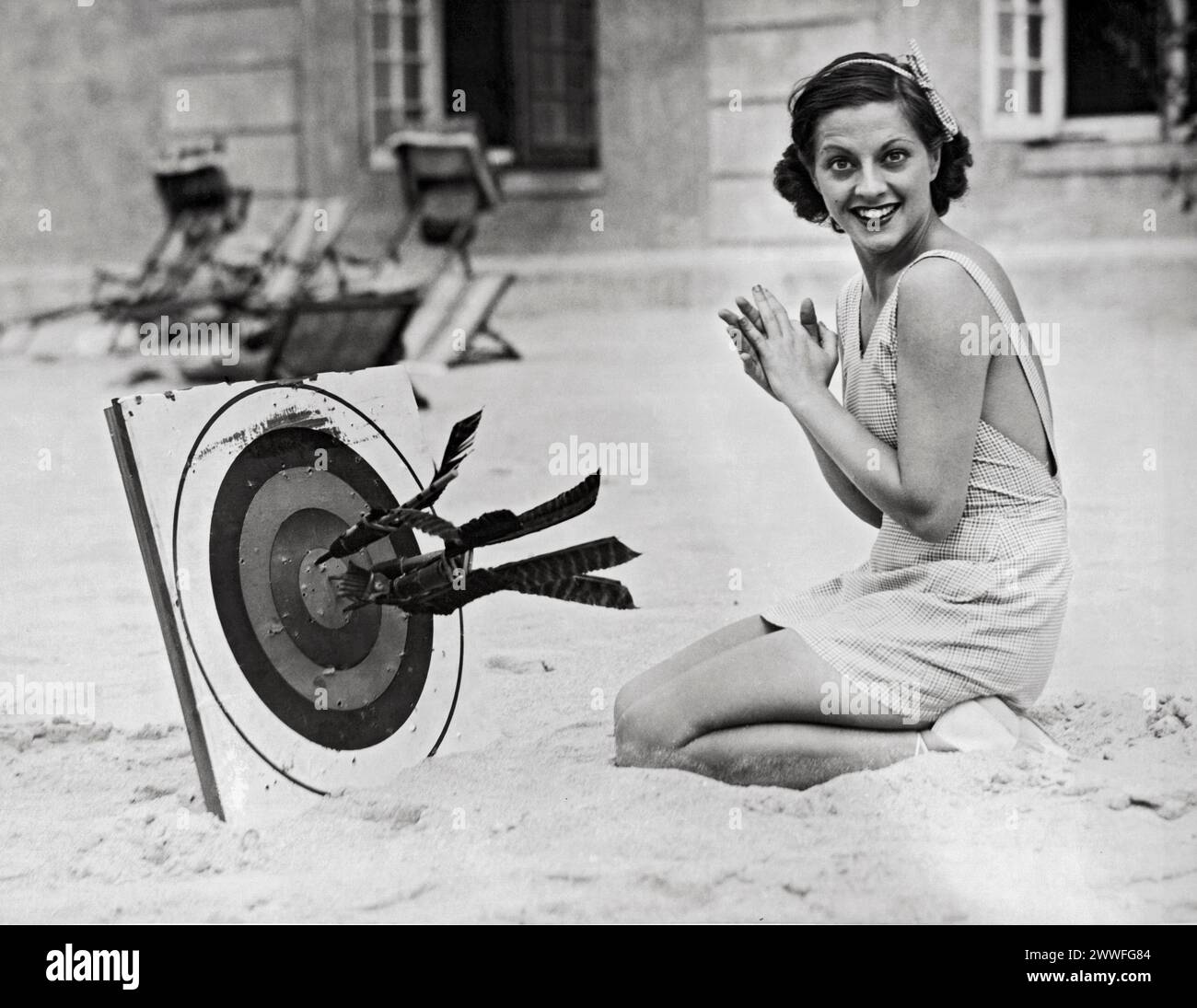 Hollywood, Los Angeles, Californie, c. 1927 Une Martha Sleeper souriante frappe des Bullseyes avec des fléchettes sur la plage. Banque D'Images