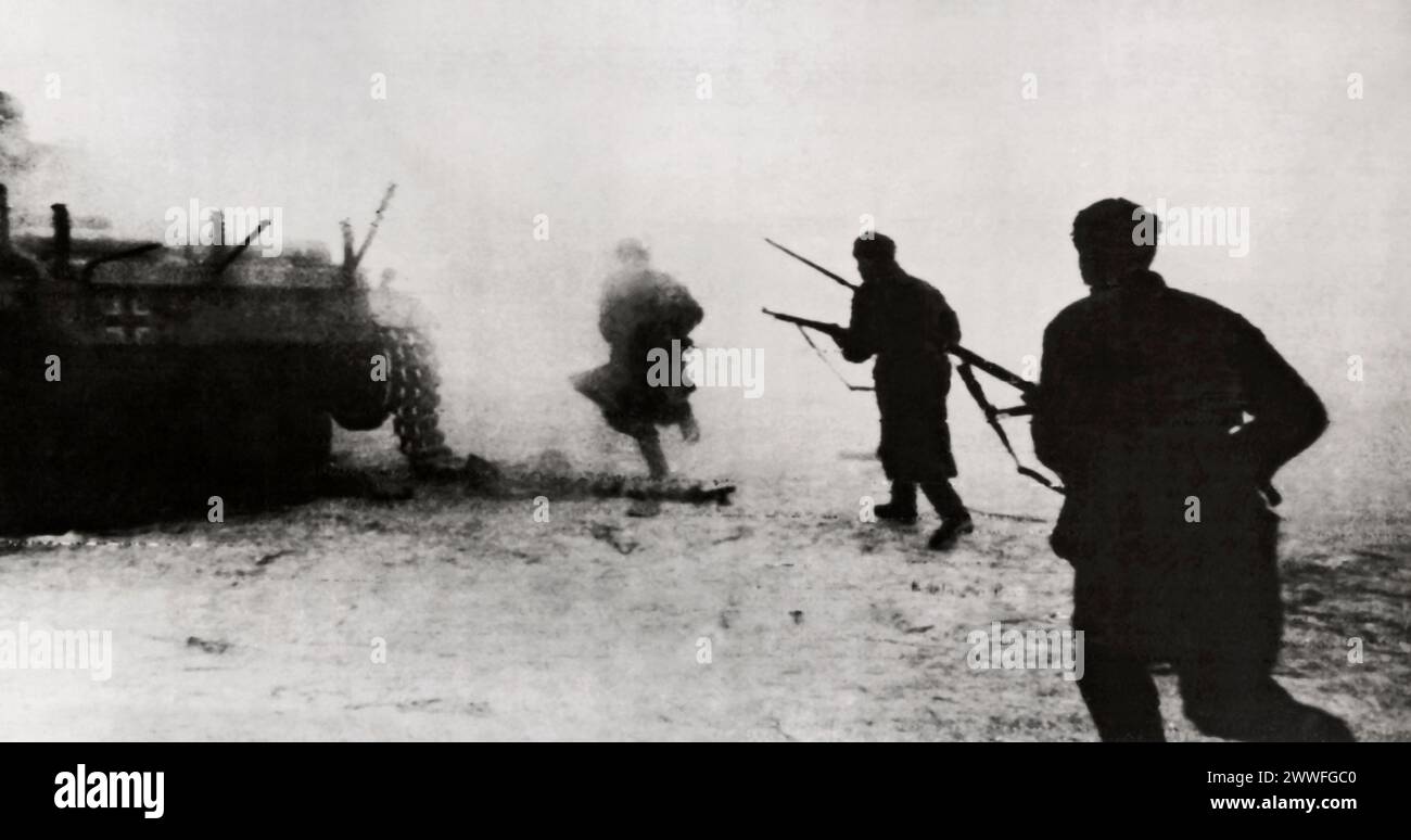 Volgograd, Russie, décembre 1942 des soldats de l'Armée rouge s'introduisent dans un endroit peuplé au nord-ouest de Stalingrad, où la reprise des points forts ennemis habités se poursuit à un rythme soutenu et les armées allemandes piégées sont en déroute. Banque D'Images