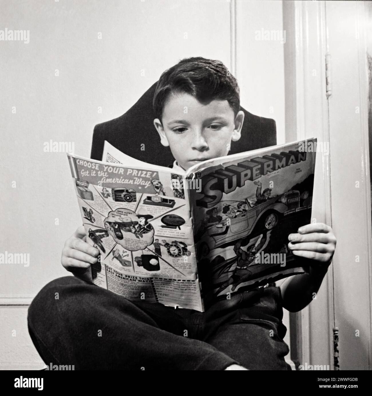 New York, New York, octobre 1942 la colonie des enfants est une école pour enfants réfugiés administrée par un Viennois, et les enfants réfugiés de toutes les Nations peuvent venir ici pour apprendre l'anglais, comme l'est cet enfant réfugié allemand, lisant une bande dessinée Superman. Banque D'Images