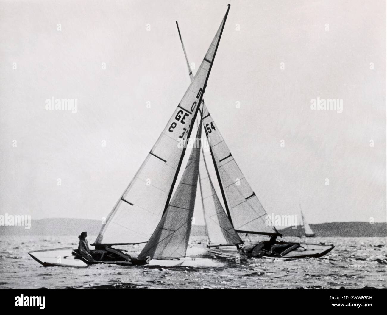 Hanko, Norvège, 7 août 1962 les mâts de ces sloops sont croisés comme les épées des duellistes alors qu'ils font un rapide virage pour éviter un crash dans la régate internationale de voile à Hanko, Norvège. Seule une manipulation habile a empêché un accident. Banque D'Images