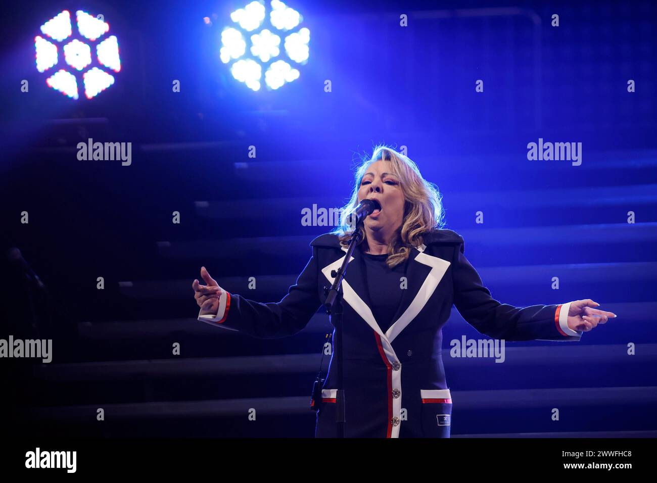 Sängerin Sandra Menges BEI ihrem Auftritt BEI im Rahmen des events Die 80er live - Die größte 80er Party der Welt in der Arena auf Schalke. während der Show wurde bestätigt : Die Party Hat einen neuen Weltrekord aufgestellt und gilt mit knapp 45,000 Besuchern offiziell nun als das größte Event seiner Art weltweit. Gelsenkirchen, 23.03.2024 NRW Deutschland *** chanteuse Sandra Menges se produisant à l'événement Die 80er live Die größte 80er Party der Welt in der Arena auf Schalke pendant le spectacle, il a été confirmé que le parti a établi un nouveau record du monde et est maintenant officiellement le plus grand événement de son genre dans le Banque D'Images Sängerin Sandra Menges BEI ihrem Auftritt BEI im Rahmen des events Die 80er live - Die größte 80er Party der Welt in der Arena auf Schalke. während der Show wurde bestätigt : Die Party Hat einen neuen Weltrekord aufgestellt und gilt mit knapp 45,000 Besuchern offiziell nun als das größte Event seiner Art weltweit. Gelsenkirchen, 23.03.2024 NRW Deutschland *** chanteuse Sandra Menges se produisant à l'événement Die 80er live Die größte 80er Party der Welt in der Arena auf Schalke pendant le spectacle, il a été confirmé que le parti a établi un nouveau record du monde et est maintenant officiellement le plus grand événement de son genre dans le Banque D'Images