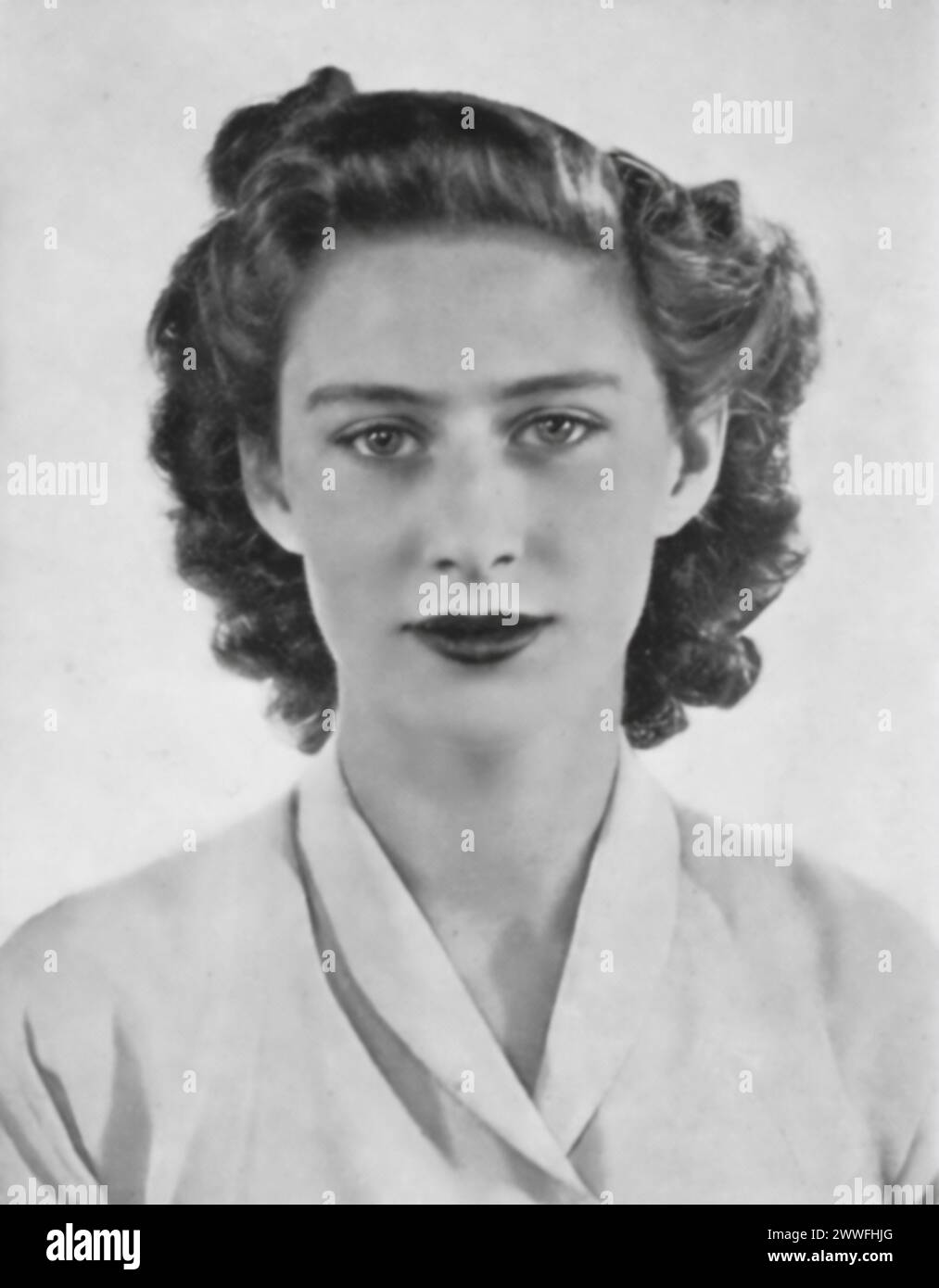 Portrait de la princesse Margaret, la deuxième fille aînée du roi George VI et sœur de la reine Elizabeth II, pris vers 1950. Cette image capture la jeune princesse à une époque où elle devenait connue pour sa beauté, son style et sa personnalité vive, reflétant son rôle prépondérant au sein de la famille royale britannique au milieu du XXe siècle. Banque D'Images