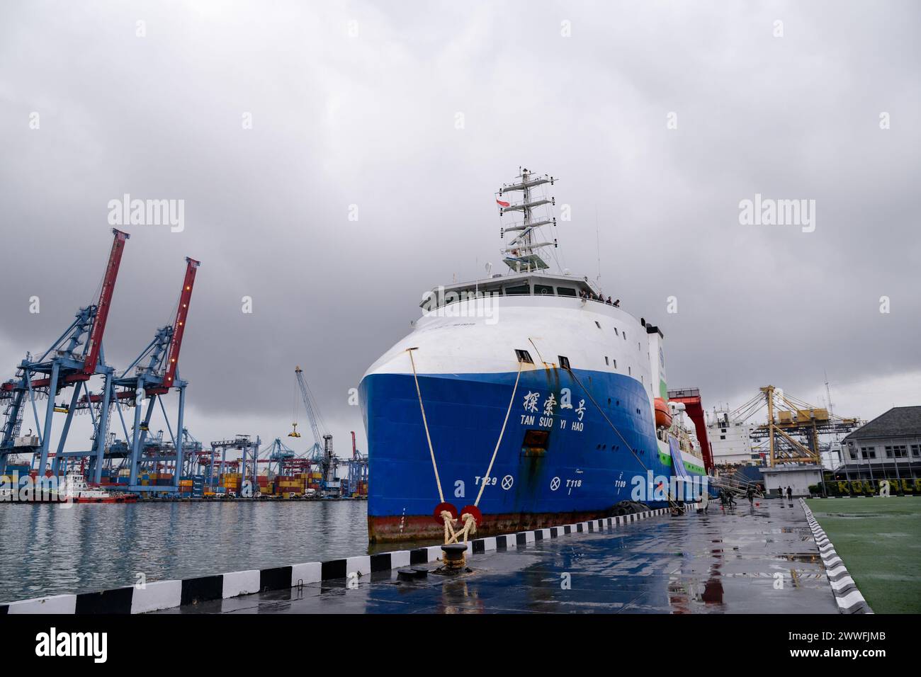 Jakarta. 22 mars 2024. Cette photo prise le 22 mars 2024 montre le navire de recherche scientifique Tan Suo Yi Hao (Discovery One) amarré au port Tanjung Priok à Jakarta, en Indonésie. L'expédition scientifique conjointe menée par l'Académie chinoise des sciences (cas) et l'Agence nationale indonésienne de recherche et d'innovation a plongé avec succès 7 178 mètres de profondeur dans la fosse de Java dans l'océan Indien, établissant le record de plongée le plus profond pour l'Indonésie, a déclaré l'équipe de l'expédition samedi. Crédit : Xu Qin/Xinhua/Alamy Live News Banque D'Images