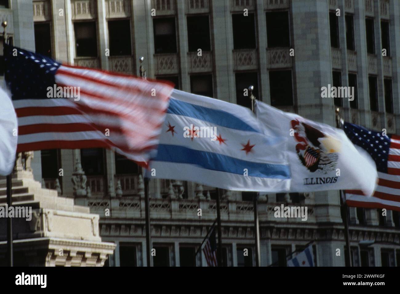 Chicago, Illinois. La ville venteuse. Les drapeaux fédéraux, d'État et de ville sont lancés. Banque D'Images