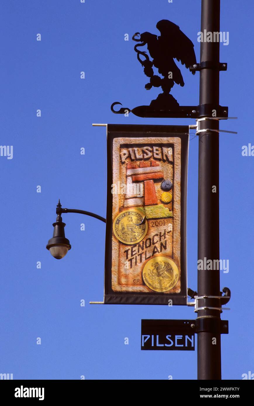 Chicago, Illinois, États-Unis - Pilsen, quartier mexicain américain, 18th Street Lamp Post, bannière, aigle, emblème de serpent Banque D'Images