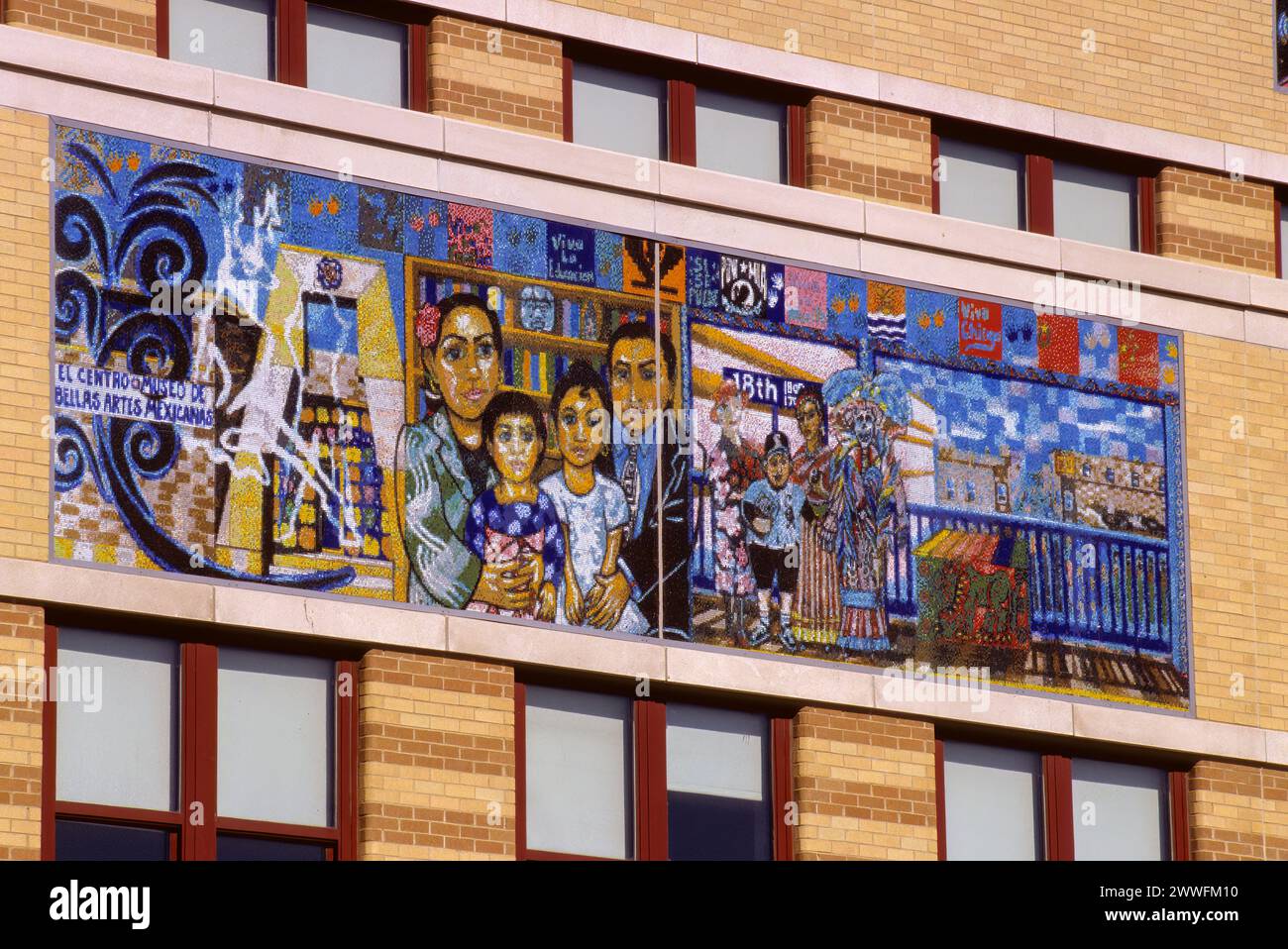 Chicago, Illinois, États-Unis - Pilsen, quartier mexicain américain, une mosaïque décorant l'Orozco Community Academy, une école publique de Chicago Banque D'Images