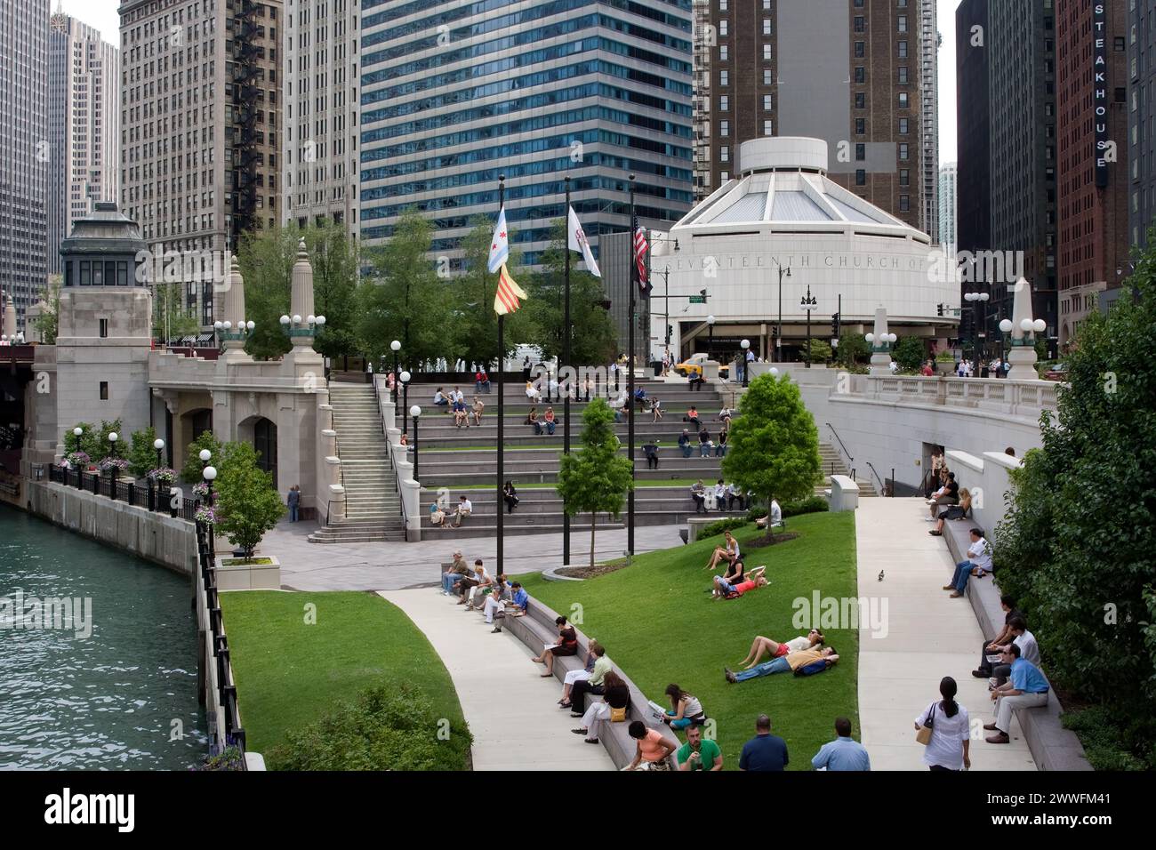 Chicago, Illinois. - Mid-Day le long des rives de la rivière Chicago. Dix-septième Église du Christ scientifique centre-droit. Coin de Wacker et Wabash. Banque D'Images