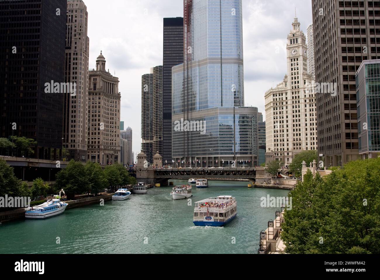 Chicago, Illinois. - Chicago River, bateaux touristiques, Michigan Avenue Bridge, Wrigley Building sur la droite, Trump Tower au centre. Banque D'Images