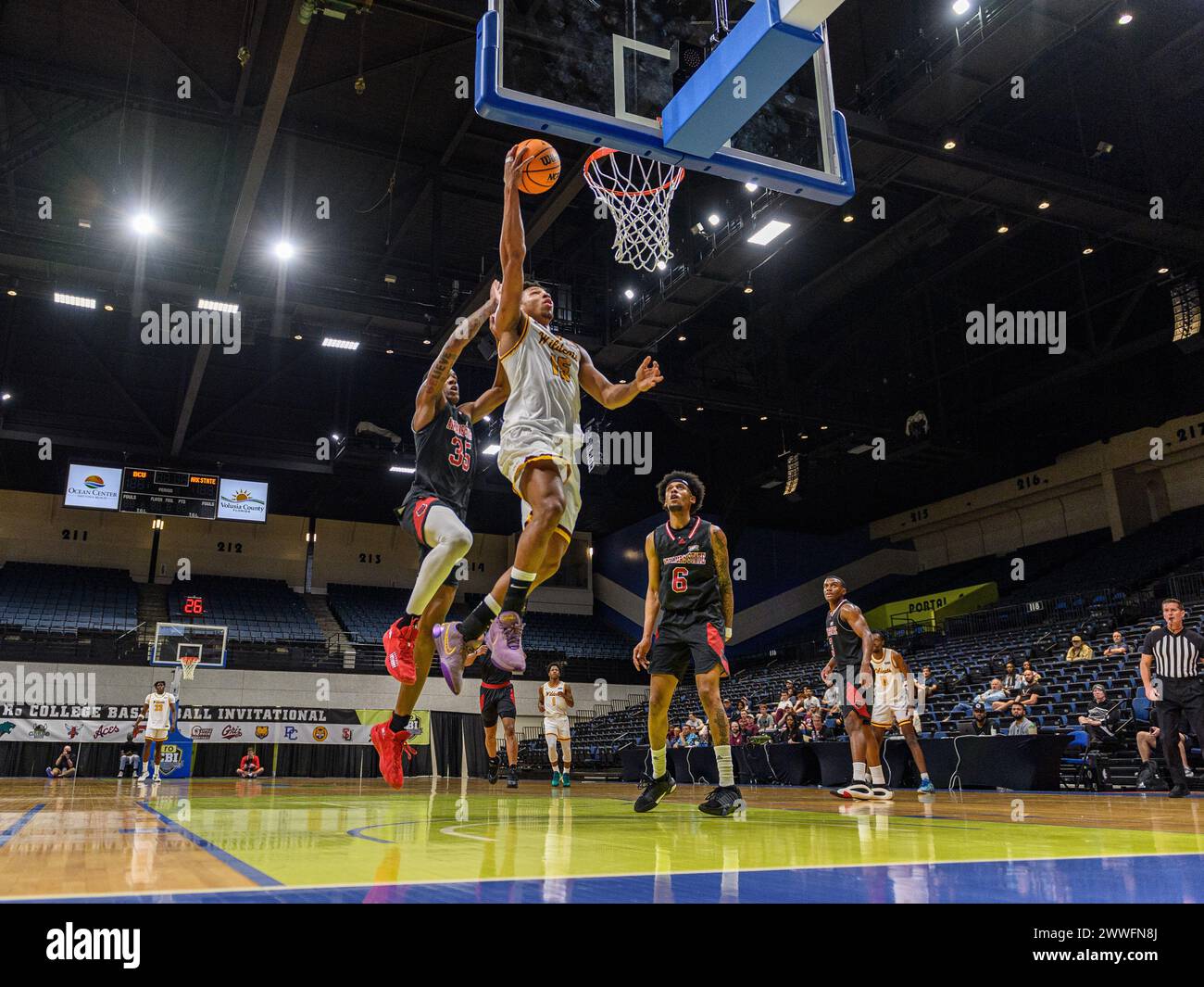 23 mars 2024 : L'attaquant Izaiyah Nelson (35 ans) tente de défendre un layup de l'attaquant de Bethune-Cookman Reggie Ward Jr. (15 ans) lors de la 1re mi-temps de l'invitation de basket-ball du Ro College entre les Red Wolves de l'État de l'Arkansas et les Wildcats de Bethune Cookman à Ocean Center à Daytona Beach, FL, FL. Romeo T Guzman/Cal Sport Media Banque D'Images