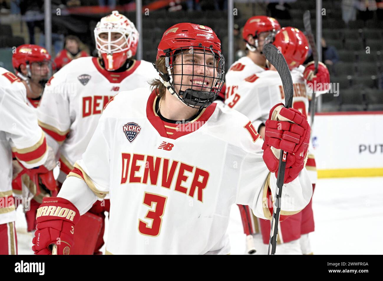 Denver Pioneers Defenseman cale Ashcroft (3) est tout sourire après avoir remporté le match de championnat du NCHC Frozen Faceoff entre l'Université du Nebraska - Omaha Mavericks et les Denver University Pioneers au Xcel Energy Center Paul, MN le samedi 23 mars 2024. Denver a gagné 4-1. Par Russell Hons/CSM Banque D'Images