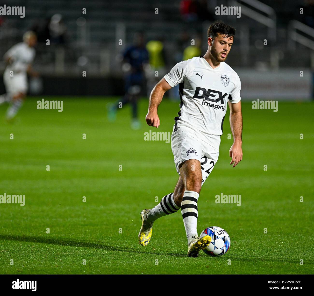 Durham, Caroline du Nord, États-Unis. 23 mars 2024. Jordan Doherty, milieu de terrain de Tampa Bay Rowdies, dribble à travers le terrain. Le North Carolina FC a accueilli les Rowdies de Tampa Bay au WakeMed Soccer Park à Cary, en Caroline du Nord. (Crédit image : © Patrick Magoon/ZUMA Press Wire) USAGE ÉDITORIAL SEULEMENT! Non destiné à UN USAGE commercial ! Banque D'Images