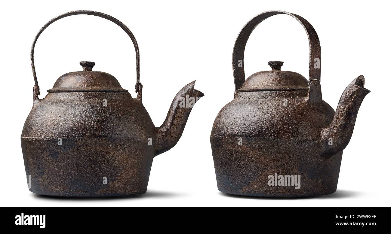 ensemble de bouilloires en fonte avec surface rugueuse, récipient classique utilisé pour faire bouillir l'eau et infuser le thé, durable avec des propriétés de rétention de chaleur Banque D'Images