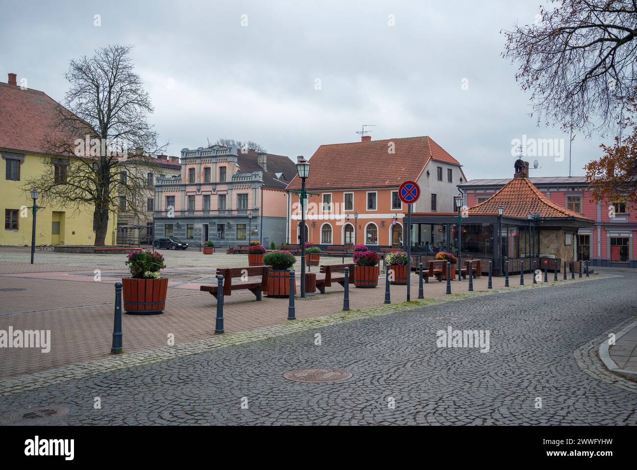Place Vienibas dans le vieux Cesis un jour nuageux de novembre. Lettonie Banque D'Images