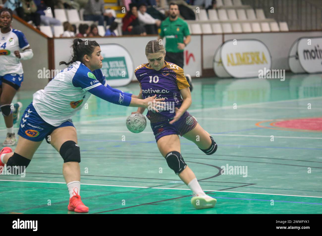 Gijón, Espagne. 23 mars 2024. Motive.co Gijón Balonmano la Calzada joueur, María González (10, R) tente de s'éloigner de Giulia Guarieiro (13, l) lors de la 22ème Journée de la Liga Guerreras Iberdrola 2023-24 entre le motive.co Gijón Balonmano la Calzada et le KH-7 BM. Granollers, le 23 mars 2024, au Pavillon la Arena, à Gijón, Espagne. (Photo d'Alberto Brevers/Pacific Press) crédit : Pacific Press Media production Corp./Alamy Live News Banque D'Images