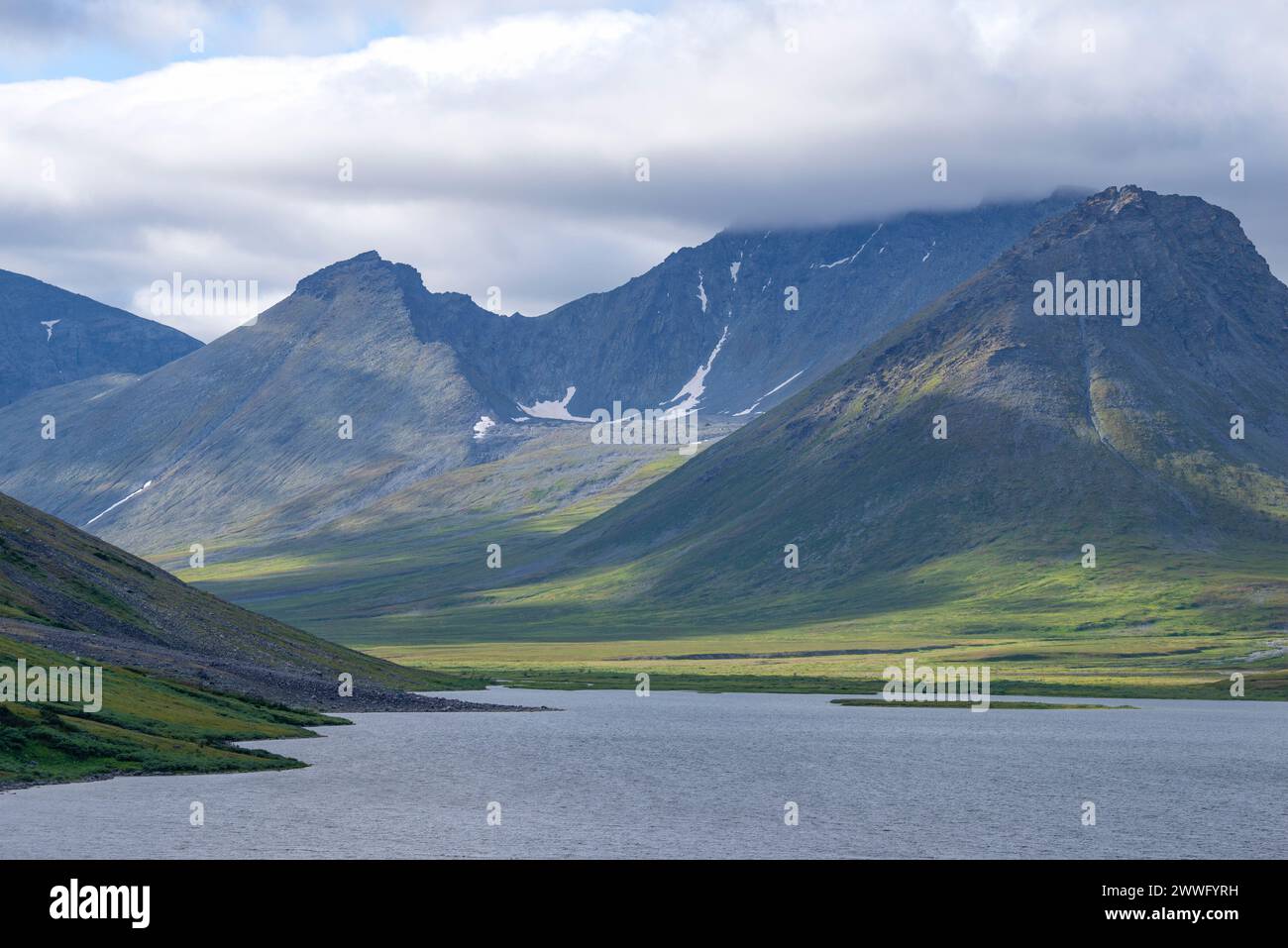 Jour nuageux d'août dans les montagnes de l'Oural polaire à proximité du lac Khadataeganlor. Okrug autonome de Yamalo-Nenets, Russie Banque D'Images