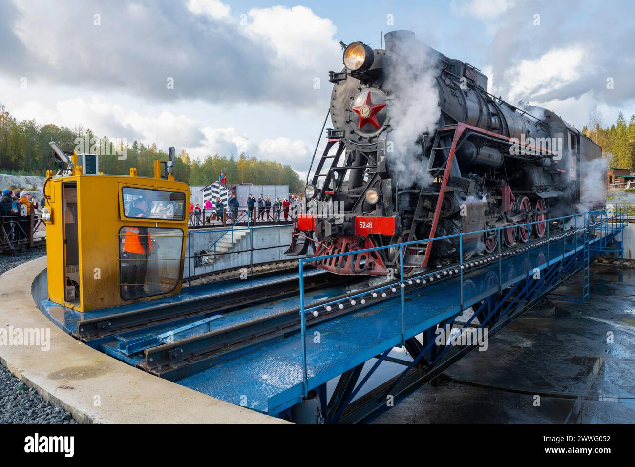 Ruskeala, RUSSIE - 06 OCTOBRE 2023 : la vieille locomotive à vapeur soviétique l-5248 (Lebedyanka) tourne autour de la plaque tournante un jour d'octobre Banque D'Images