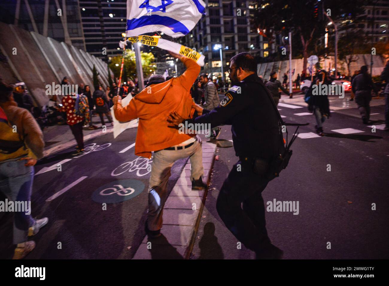 Israël. 23 mars 2024. Des milliers de manifestants contre le premier ministre Benjamin Netanyahou se sont joints aux familles d’otages israéliennes pour exiger un accord immédiat sur les otages, un cessez-le-feu et des élections générales dans l’État d’Israël. Des affrontements avec la police israélienne ont eu lieu après que des manifestants eurent allumé quelques feux de camp devant le quartier général des FDI et sur l'autoroute Ayalon, 15 ont été arrêtés. Tel Aviv, Israël. 23 mars 2024. (Matan Golan/Sipa USA). Crédit : Sipa US/Alamy Live News Banque D'Images