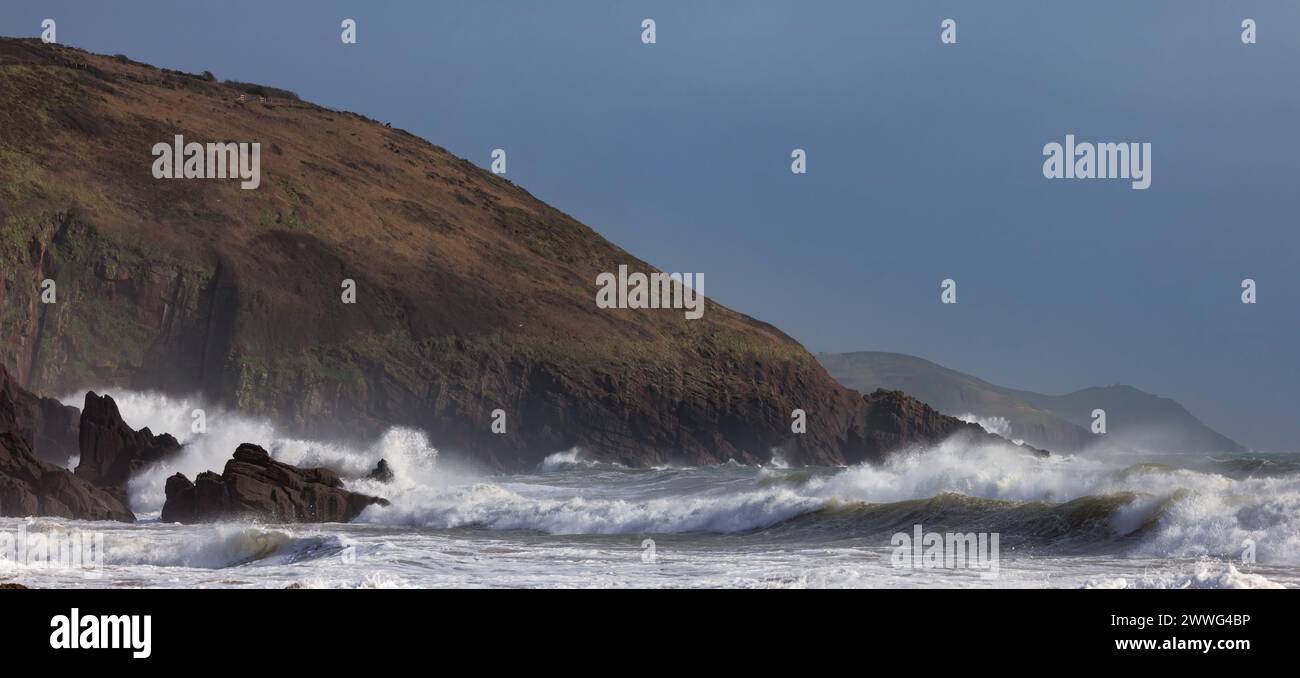 Les vagues s'écrasent sur les rochers de Freshwater East Beach, Pembrokeshire, pays de Galles Banque D'Images