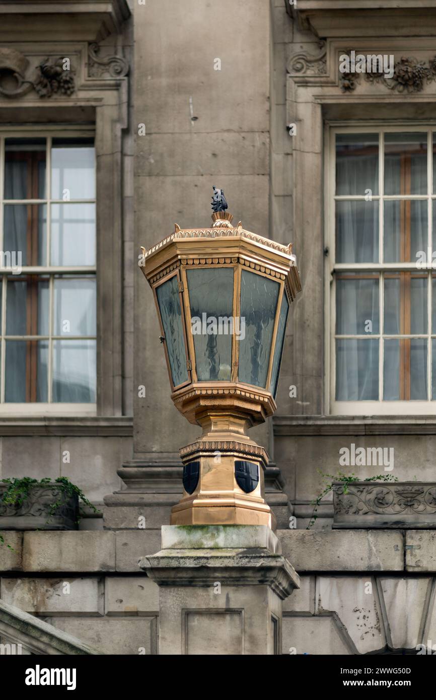 LONDRES, Royaume-Uni - 19 MARS 2024 : lampe ornée devant le Mansion House Banque D'Images