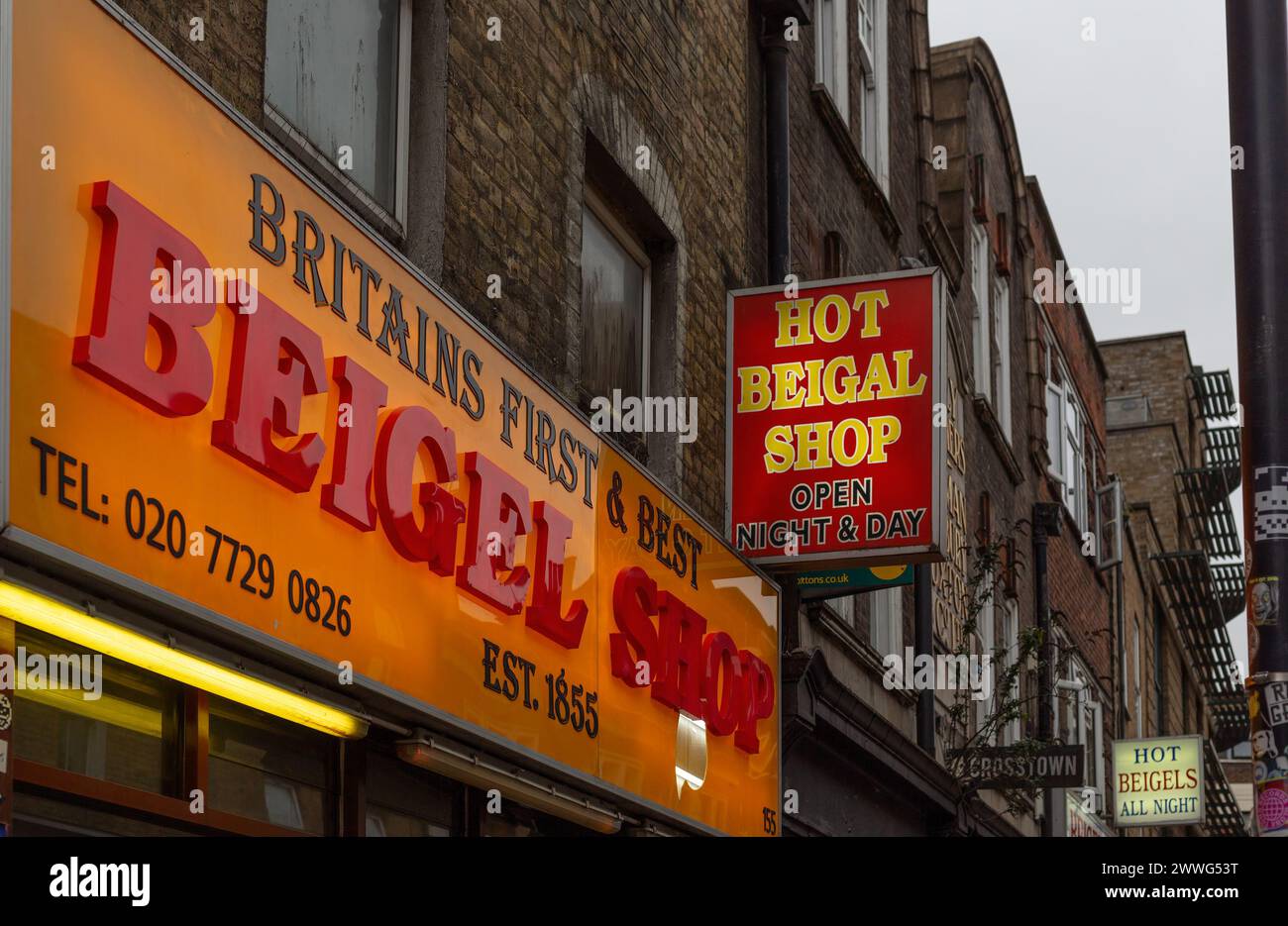 LONDRES, Royaume-Uni - 19 MARS 2024 : panneau devant la boulangerie Beigel Shop à Brick Lane Banque D'Images