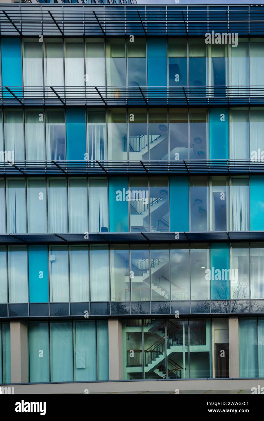 Comté de Belfast Antrim Irlande du Nord 23 février 2024 -gros plan de la cage d'escalier du bloc de bureaux de Belfast Voir de l'extérieur Banque D'Images
