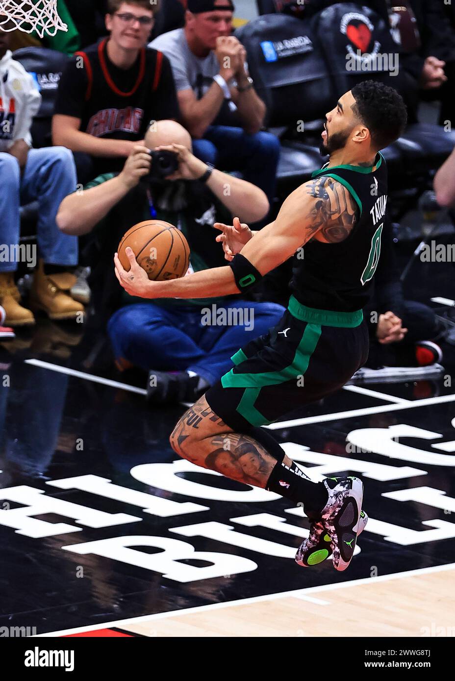 Chicago, États-Unis. 23 mars 2024. L'attaquant des Boston Celtics Jayson Tatum part pour un match de saison régulière entre les Boston Celtics et les Chicago Bulls à Chicago, aux États-Unis, le 23 mars 2024. Crédit : Joel Lerner/Xinhua/Alamy Live News Banque D'Images
